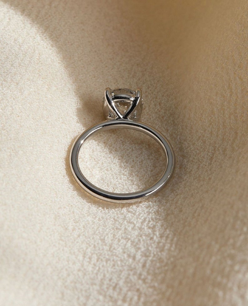 2ct Round Elegant Solitaire Lab-Grown Diamond Ring in Minimalist Setting
