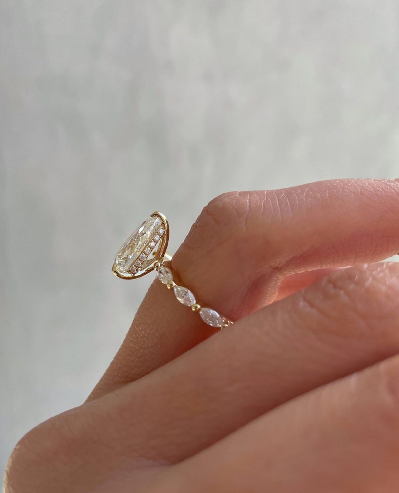 4ct Elegant Pear-Cut Diamond Ring with Delicate Accent Band