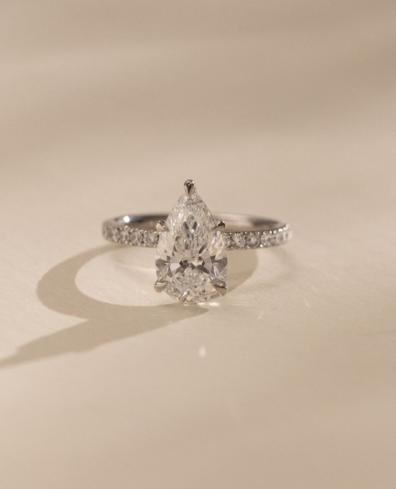 2.50ct Pear Shape Elegant Solitaire Lab-Grown Diamond Ring in White Gold – Minimalist Classic Band