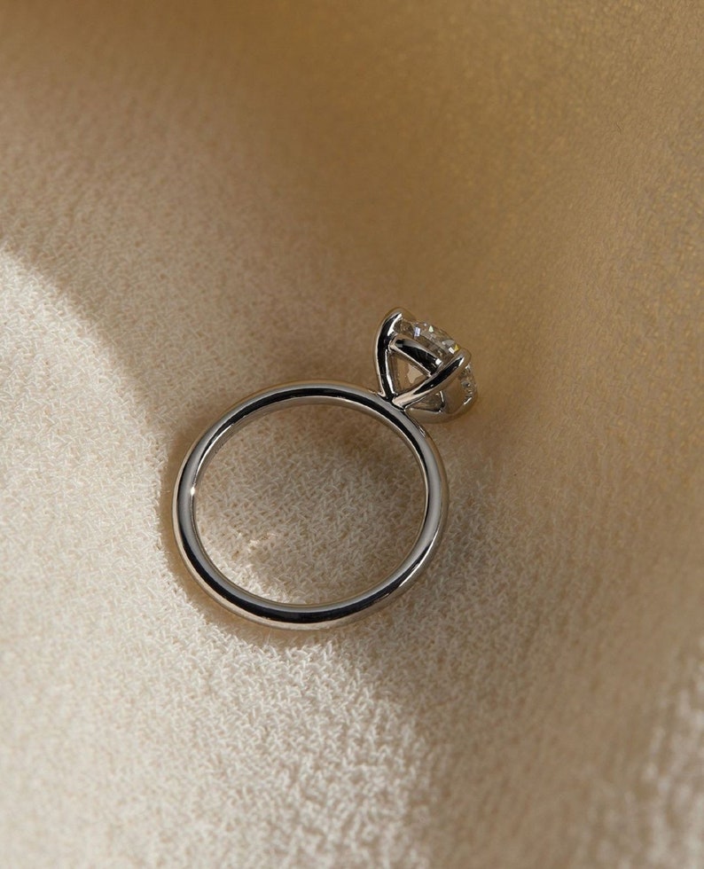 2ct Round Elegant Solitaire Lab-Grown Diamond Ring in Minimalist Setting